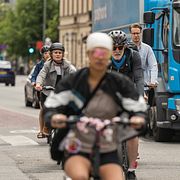 Cyklister delar vägbana med den övriga trafiken på Södermalm. Illustrationsbild.