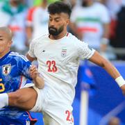 Ramin Rezaeian med japanske Daizen Maeda i Asian Cup i Al Rayyan, Qatar den 3 februari 2024. 