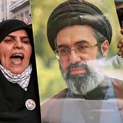 Irakisk demonstrant hyllar Irans Mojtana Khamenei under aktion i Bagdad i april.