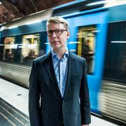 Kristoffer Tamsons på plats vid Stockholms tunnelbana.