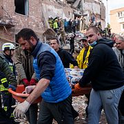 Lokalbor hjälper till med räddningsarbetet efter attacken mot Pryluky i norra Ukraina.