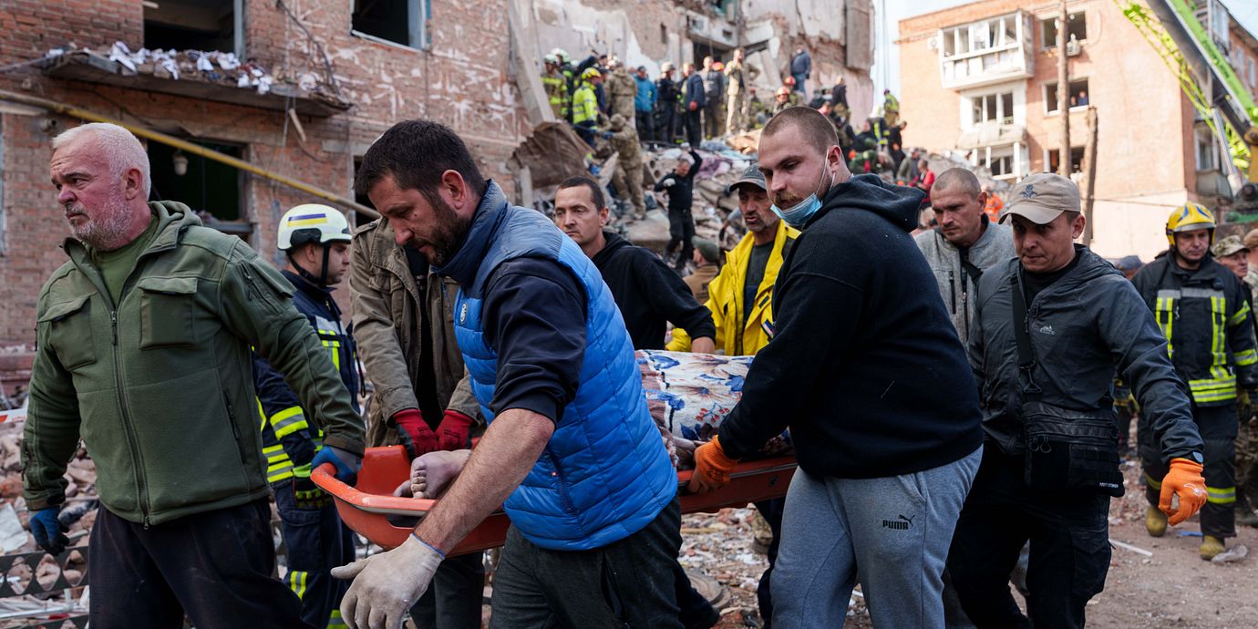 Lokalbor hjälper till med räddningsarbetet efter attacken mot Pryluky i norra Ukraina.
