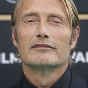 Mads Mikkelsen och det vita lejonet Kiros.