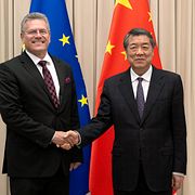 Maros Sefcovic och He Lifeng på fredagen.