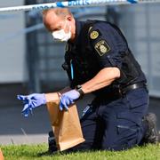 Polis på plats utanför Örebro moské i stadsdelen Vivalla efter en skottlossning i mitten av augusti.