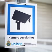 Polisens mobila tillfälliga kameror övervakar fastighet.