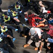 Polisen sprejar tårgas mot demonstranter på lördagen.