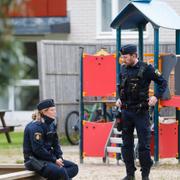 Polis på plats på adressen där en ambulanssjukvårdare mördades i Nordanstigs kommun tidigare i år. 