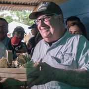 Howard Buffett mottar en gåva vid ett besök i Colombia 2020.