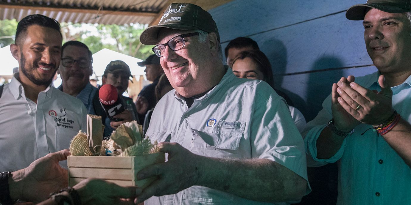 Howard Buffett mottar en gåva vid ett besök i Colombia 2020.