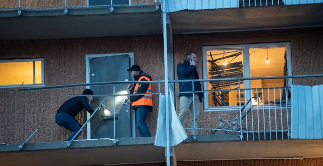 Fyra lägenheter i Husby blåstes ut av explosionen och rutorna till ytterligare 30 lägenheter gick sönder.  Fredrik Sandberg/TT NYHETSBYRÅN
