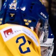 Sveriges Lucas Elvenes bryter in framför Schweiz målvakt Luca Hollenstein under kvartsfinalen i junior-VM i ishockey mellan Sverige och Schweiz i Save-On-Foods Memorial Centre i januari. 