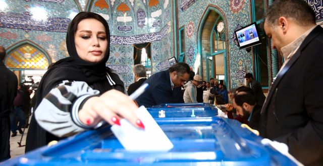 Kvinna röstar i Iran.  WANA / TT NYHETSBYRÅN