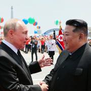 Arkivbild på Nordkoreas Kim Jong-Un och Rysslands Vladimir Putin. 