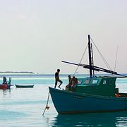 Fiskebåtar vid kusten till ön Guraidoo.