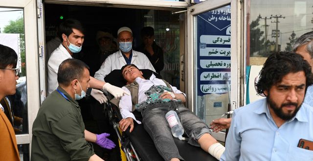 En skadad person i västra Kabul. WAKIL KOHSAR / AFP