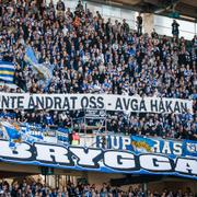 IFK Göteborgs supportrar håller upp banderoll med krav på klubbdirektör Håkan Milds avgång.