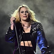 Maja Ivarsson framför bidraget ”Kamikaze Life” under melodifestivalens final 2025. 