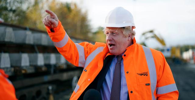 Boris Johnson under ett besök vid järnvägen. Ian Forsyth / TT NYHETSBYRÅN