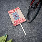 Arkivbild. Skylt från Extinction Rebellion med krav om att regeringen ska stoppa alla subventioner av fossila bränslen.
