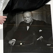 Storbritanniens tidigare premiärminister Winston Churchill och en uggla.