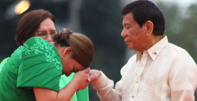 Sara Duterte med fadern Rodrigo Duterte. Manman Dejeto / AP