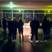 Människor samlas vid tända ljus utanför Göingeskolan i Broby i norra Skåne, sedan en 15-årig pojke avlidit sedan han knivskurits av en annan elev, en 14-åring, vid lunchtid i dag. 14-åringen har omhändertagits av polis.