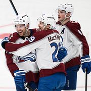 Gabriel Landeskog, Nathan MacKinnon och Cale Makar firar mål.