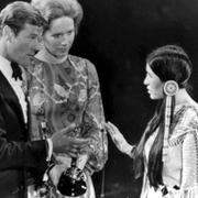 Littlefeather, till höger, med prisutdelarna Roger Moore och Liv Ullman 1973 samt 2019.