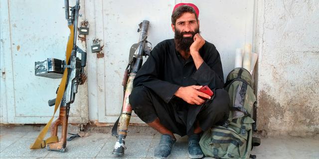 En talibansk stridande i staden Farah, på en bild från i veckan. Mohammad Asif Khan / TT NYHETSBYRÅN