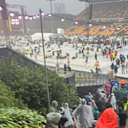 Åskådare lämnar Mt Smart Stadium i Auckland sedan konserten ställts in.  Julea Dalley / AP
