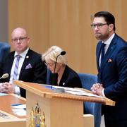 Björn Söder (SD), andra vice talman, lyssnar på sin partiledare i riksdagen.