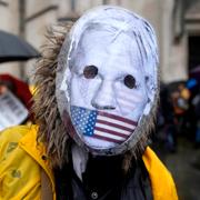 Demonstration utanför rättssalen i London på onsdagen.