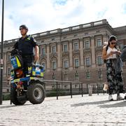 En polis på segway patrullerar vid Sveriges riksdag.