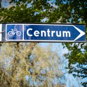 Arkivbild, skylt som visar på cykelväg mot centrum. 