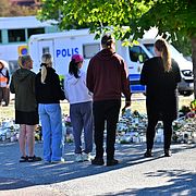 Sörjande Fagerstabor samlas vid en minnesplats utanför Brinellskolan i Fagersta på måndagen.