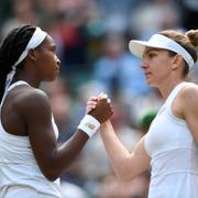 Gauff och Halep tackar varandra för matchen.