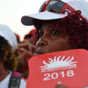 Anhängare av APC:s kandidat Samura Kamara.