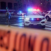 Polis och Secret service-agenter på den misstänkta brottsplatsen i natt.