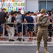 Migranter i kö för mat i exklaven Ceuta.