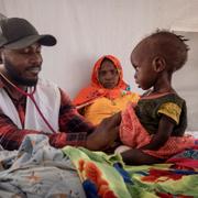 Ett barn som lider av undernäring får behandling på Läkare utan gränsers klinik i Tchad, nära gränsen till Sudan. Många människor har flytt över gränsen till lägren.