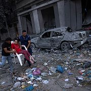 Palestinier flyr från ett område I Gaza som träffats av israelisk beskjutning.  Fatima Shbair / AP
