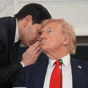 Marco Rubio viskar till Donald Trump under ett möte i Vita huset. 