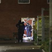 Polisen arbetar på platsen för explosionen.