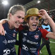 Rosengårds Rebecca Knaak och Olivia Schough firar att de är svenska mästare