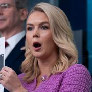 Vita husets presstalesperson Karoline Leavitt talar om Amazons drag under en presskonferens. 