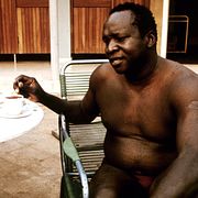Ugandas diktator Idi Amin med en kopp te.