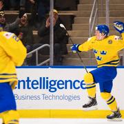 Sveriges Fabian Zetterlund jublar efter att ha gjort 2-0 under kvartsfinalen på JVM i ishockey mellan Sverige och Slovakien den 2 januari 2018 i Buffalo.