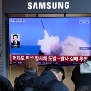 Sydkoreansk tv visar nordkoreansk raketuppskjutning.
