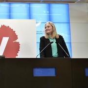 Vänsterpartiers Nooshi Dadgostar (V) presenterar Ida Gabrielsson (V) som ny ekonomiskpolitisk talesperson.